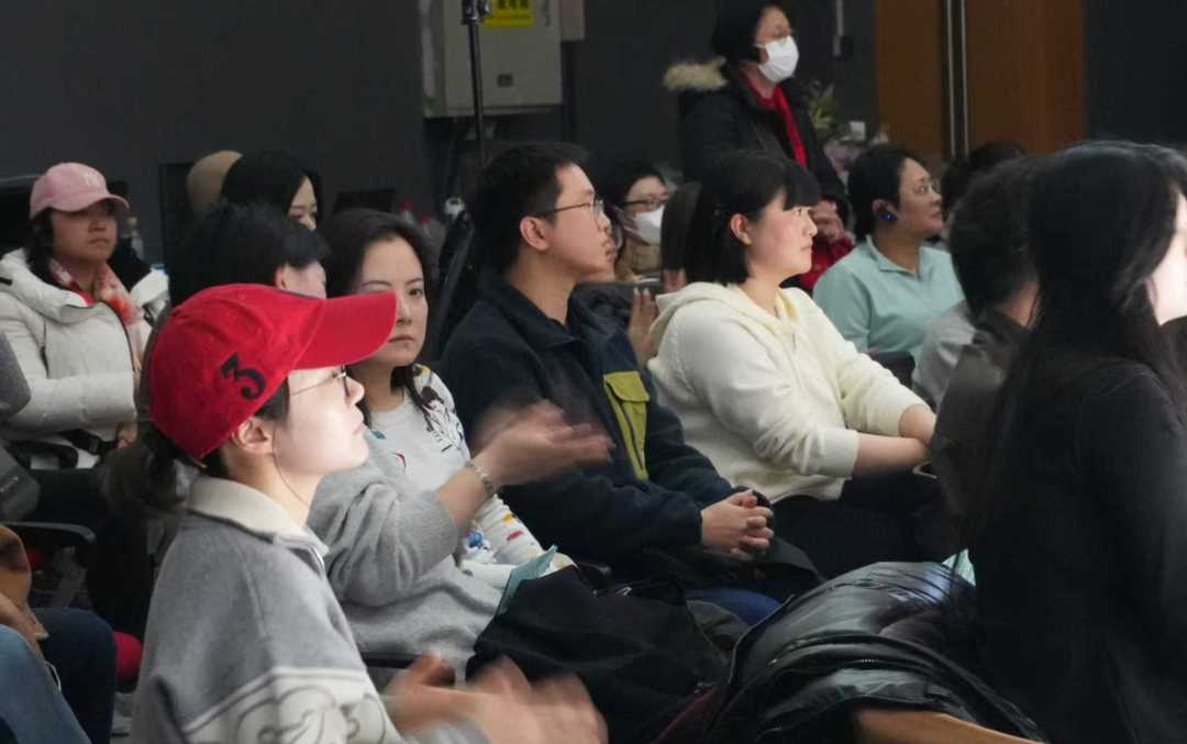 以雷锋精神为指引