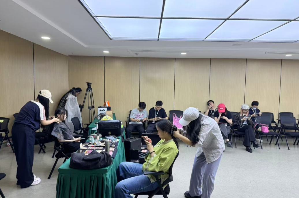 它呼啸、奔袭、怒鸣