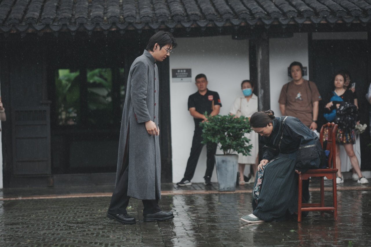 淋湿了青砖路