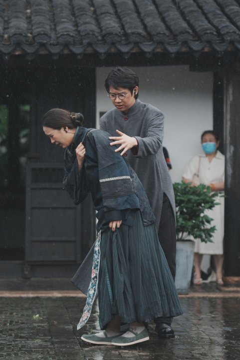 猛打芭蕉叩窗棂